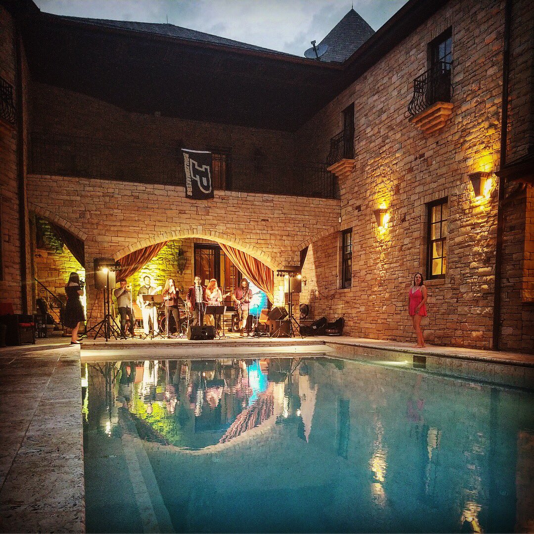 mattmellenmusic's tweet photo. Could not have imaged a better way to turn 25. I got to play @lincolnparkzoo and a beautiful castle surrounded by my best friends and family @the_indigos_ &amp; @DTFunkBand
I feel so blessed and am incredibly grateful! Thank you all for the lovely birthday wishes 😊

#music #birthday https://t.co/BqAoaBbYbC