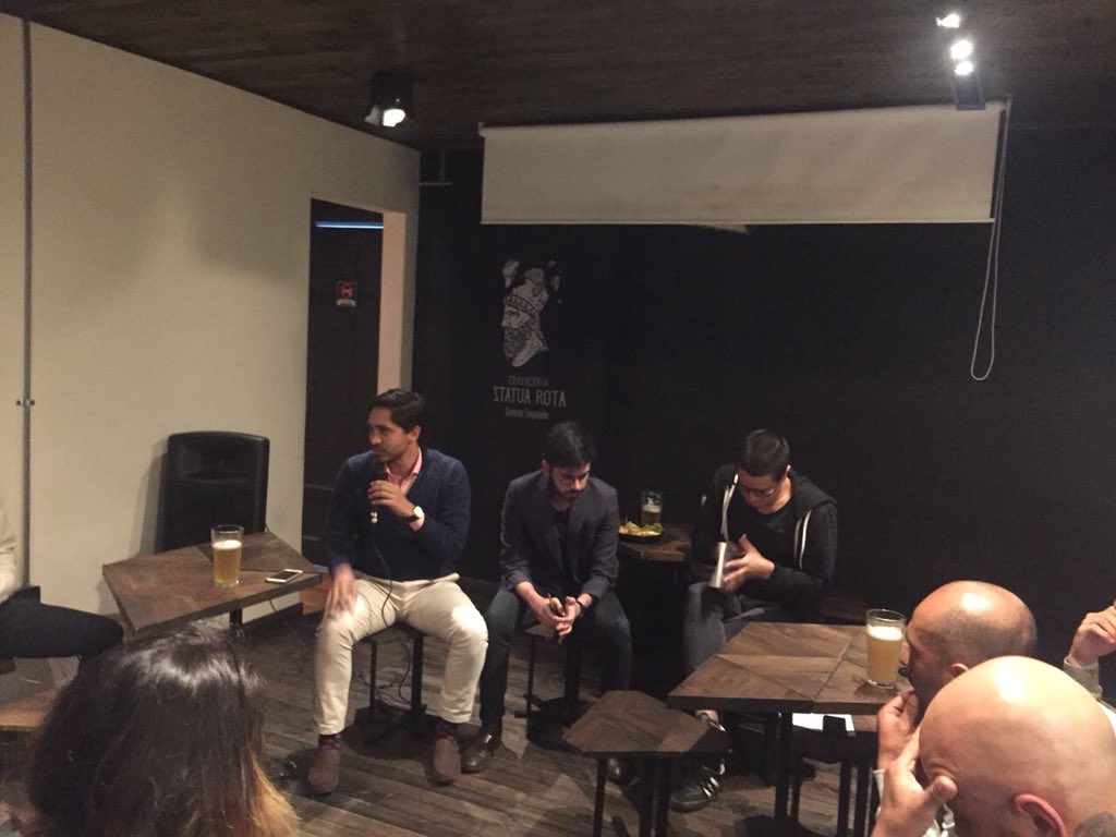 Comienza nuestra #Tertulia2600 de hoy: “barras, futbol y política”. Inicia Andres Alba. Santafereño, coautor del libro “Más allá de los 90 minutos”. Dice: el juego son los 90 minutos, pero el fútbol es todo lo que hay detrás de ello.