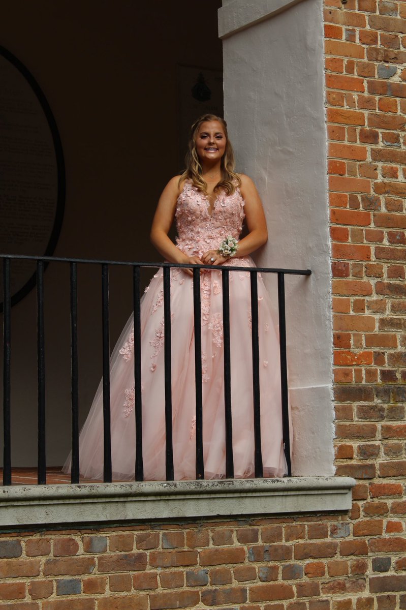 alyssaaisaksenn's tweet photo. Just a little late 💃🏼 #prommm https://t.co/io7IacAZar