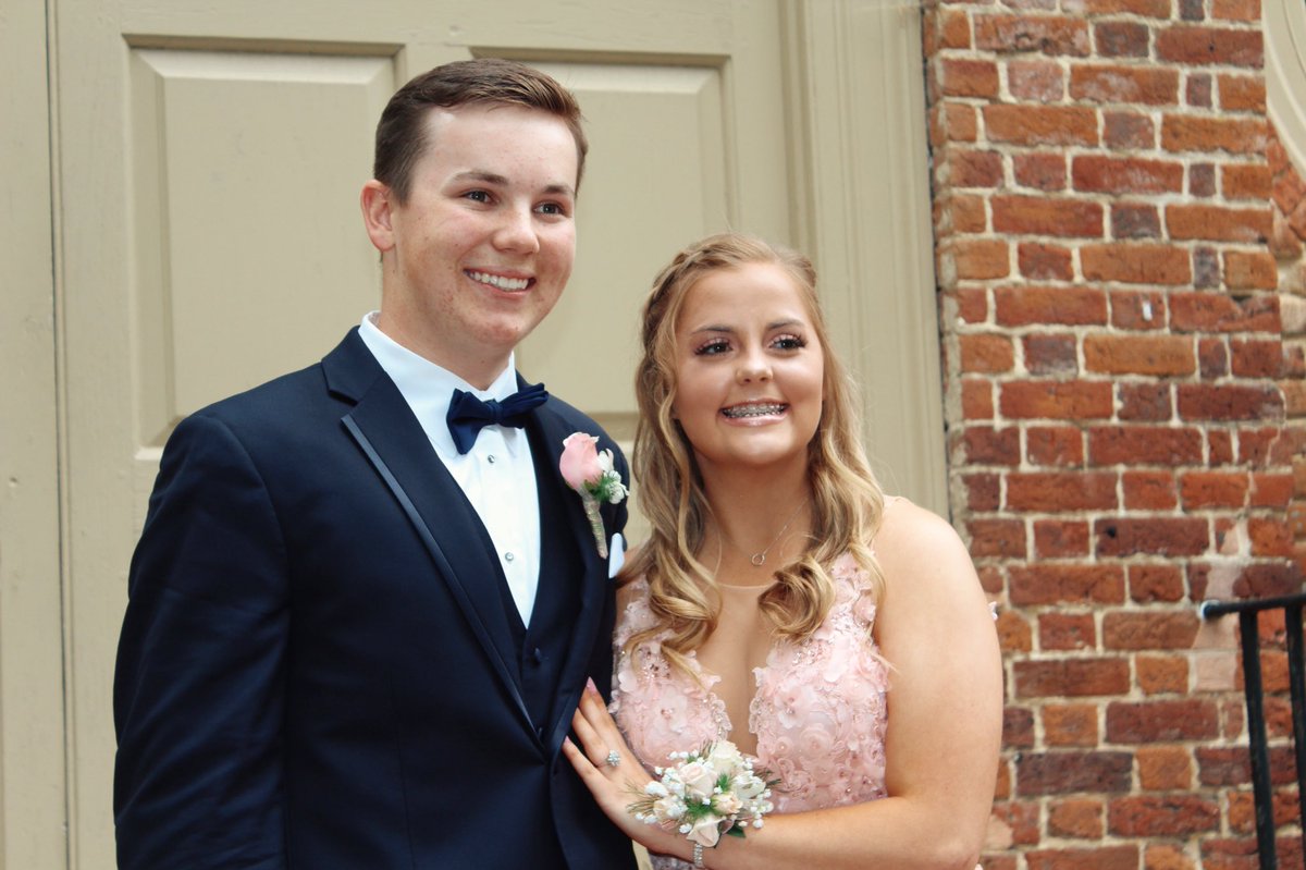 alyssaaisaksenn's tweet photo. Just a little late 💃🏼 #prommm https://t.co/io7IacAZar