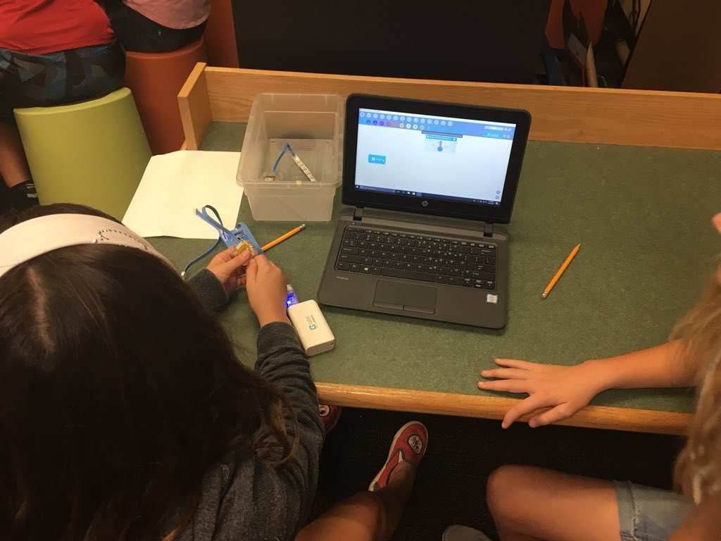 RudyKeezer's tweet photo. STEM in action today at McNeal. The 4th and 5th graders loved coding, using thermometer probes and discovering what the best insulators from heat were. Cubit is a pretty neat product/program. #WeManatee https://t.co/lztYWH9CkB