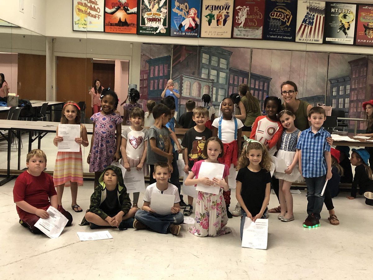 MissRobertson01's tweet photo. Amazing performance by even more amazing students! #RisingStars #ReadersTheater #DrSeuss @LoganElementary https://t.co/C4VpBZpZ97