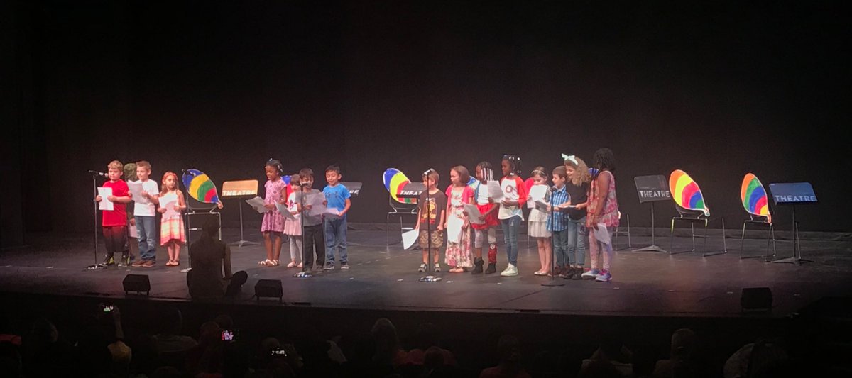 MissRobertson01's tweet photo. Amazing performance by even more amazing students! #RisingStars #ReadersTheater #DrSeuss @LoganElementary https://t.co/C4VpBZpZ97