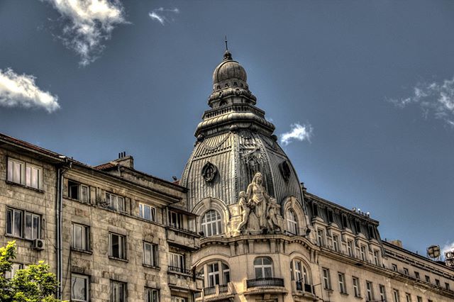 Bart_Wielinski's tweet photo. 🇧🇬🏢🏢🏢 A piece of #Vienna in #Sofia, #Bulgaria
#architecture #housing #toer #secessionstyle #history #tananthouse #sky #windows citylife #streetlife #pocztowka
#travel #instatravel #instalike #instafollow #follow4follow #instagood #insta #pictur… https://t.co/pyEgZCJdxf https://t.co/BpiQ60vo2W