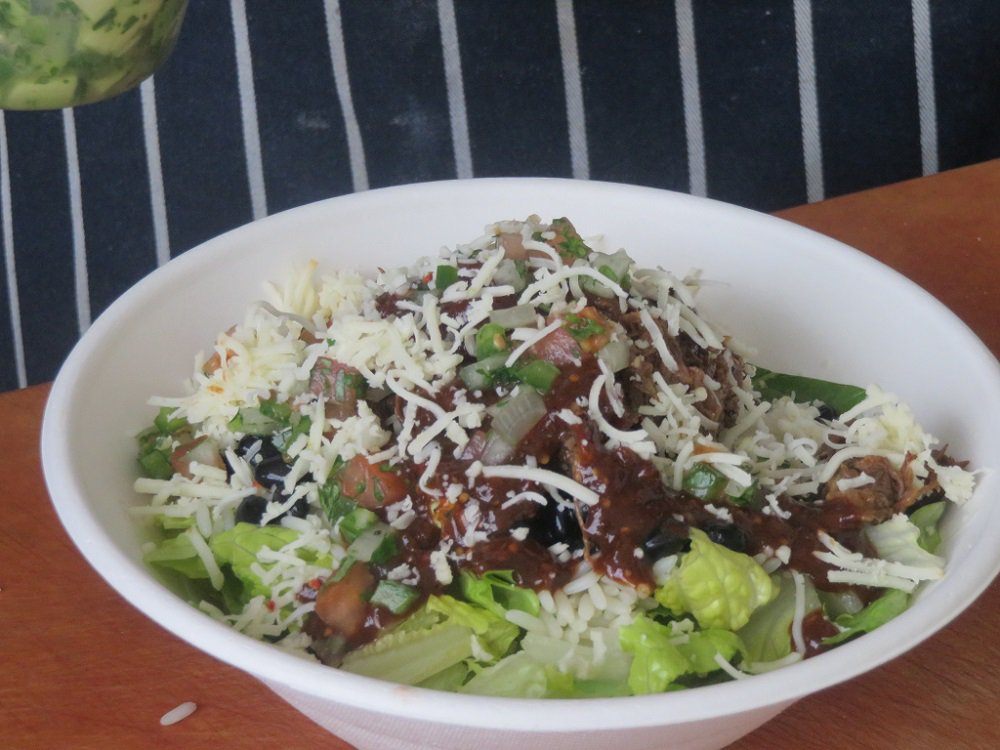 TFEATS's tweet photo. Señor Smokes has these delicious burrito bowls that we'd love for you to try! Tasty and flavorful, these are sure to not disappoint. #TwinsFood #TargetFieldFood #ChefsAtBat https://t.co/TISNhKzdyU