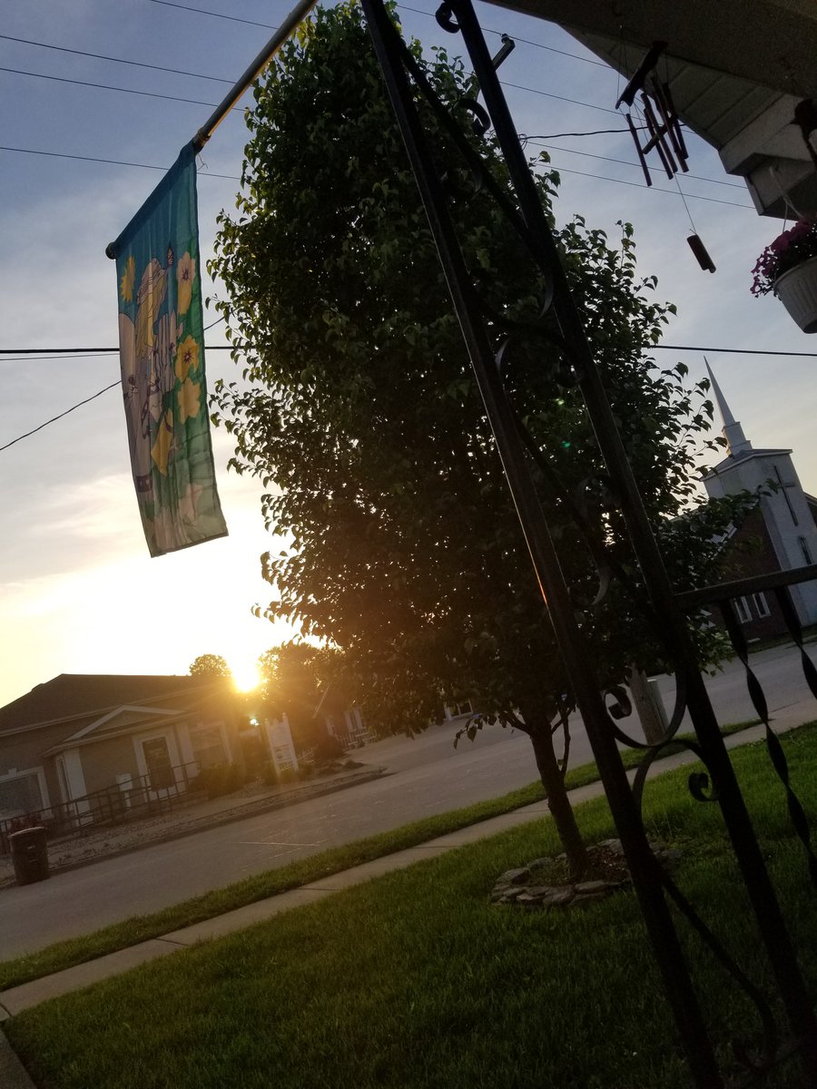 MissyBoxdorfer's tweet photo. Warm nights on the porch...#warmdays #springtimenights #trees #sky #sunshine https://t.co/p9ivwxMaln