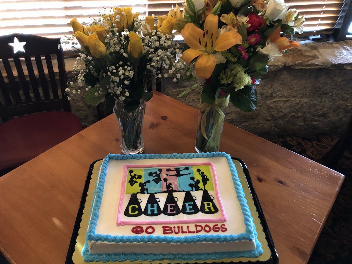 BIScheerteam's tweet photo. Enjoying the cheer banquet with some amazing Bulldogs #BIScheer https://t.co/BlHNv4xIs5