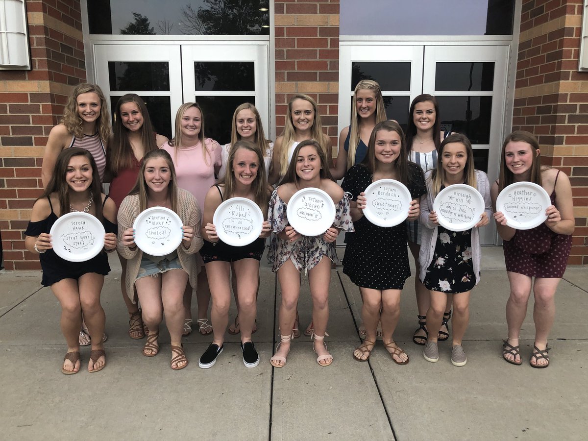 CoachHaskins14's tweet photo. Another successful banquet with the @softballOOHS program. Thank you players and their families for helping this year one to remember. 🧡💙🙌🏼#orangepride #seniorplateawards #2018season https://t.co/fbU8l869sH