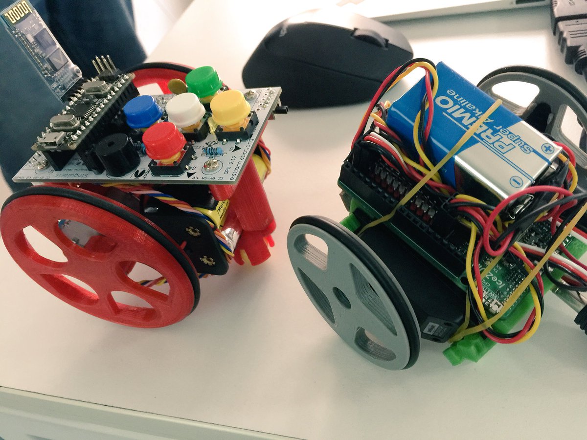 fsanchezguzman's tweet photo. Hoy en clase, además de otras cosas chulas, en @CTIFMadridCap @escornabot conoce al #IceBot de @Obijuan_cube #FPGAwars (este escorni lo ha montado @jfrutoses ) al IceBot hay que peinarle un poco esos cables.... 😜 https://t.co/17o7hCEmpi