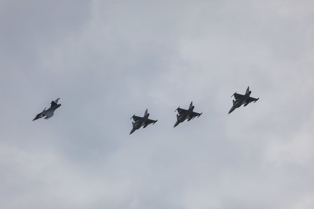 balt_security's tweet photo. Swedish 🇸🇪 Air Force to practice in Estonia 🇪🇪 for the first time - on May 22, 2018, eight Saab #JAS39 Gripen and about 100 airmen landed at the #Ämari Air Base as a part of #AFX18, the annual large-scale exercise of the Swedish Armed Forces #säkpol
👉https://t.co/S4YgWqnZtx https://t.co/QaAfeew7GF