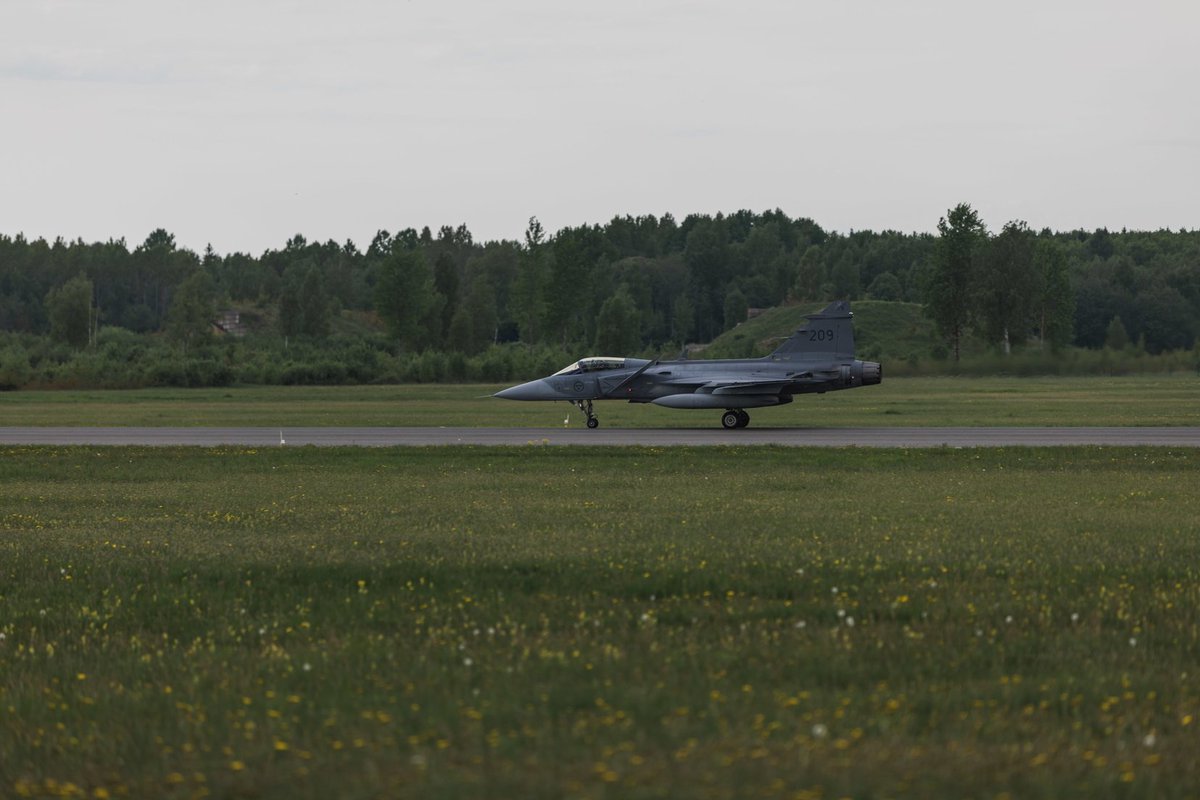balt_security's tweet photo. Swedish 🇸🇪 Air Force to practice in Estonia 🇪🇪 for the first time - on May 22, 2018, eight Saab #JAS39 Gripen and about 100 airmen landed at the #Ämari Air Base as a part of #AFX18, the annual large-scale exercise of the Swedish Armed Forces #säkpol
👉https://t.co/S4YgWqnZtx https://t.co/QaAfeew7GF