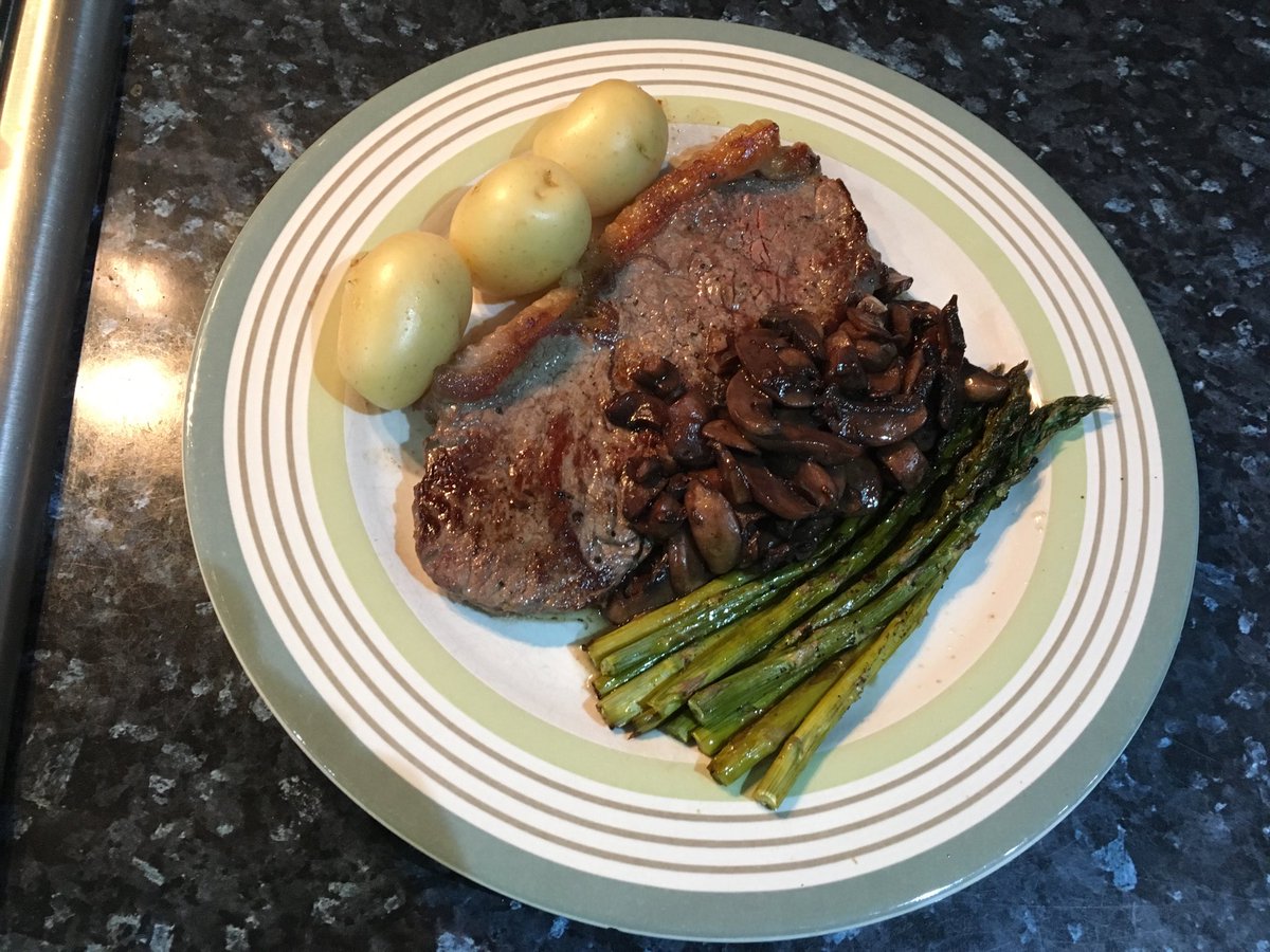 lizmcternan's tweet photo. This is how a four hour training day concludes 😋@Sportarts #AthleteFood #IronFuel #ironmantraining #paratriathlon #triathlon #HandcyclingTriathlete #RoadToKona2018 #TeamCAF https://t.co/Lb8ffrdRgf