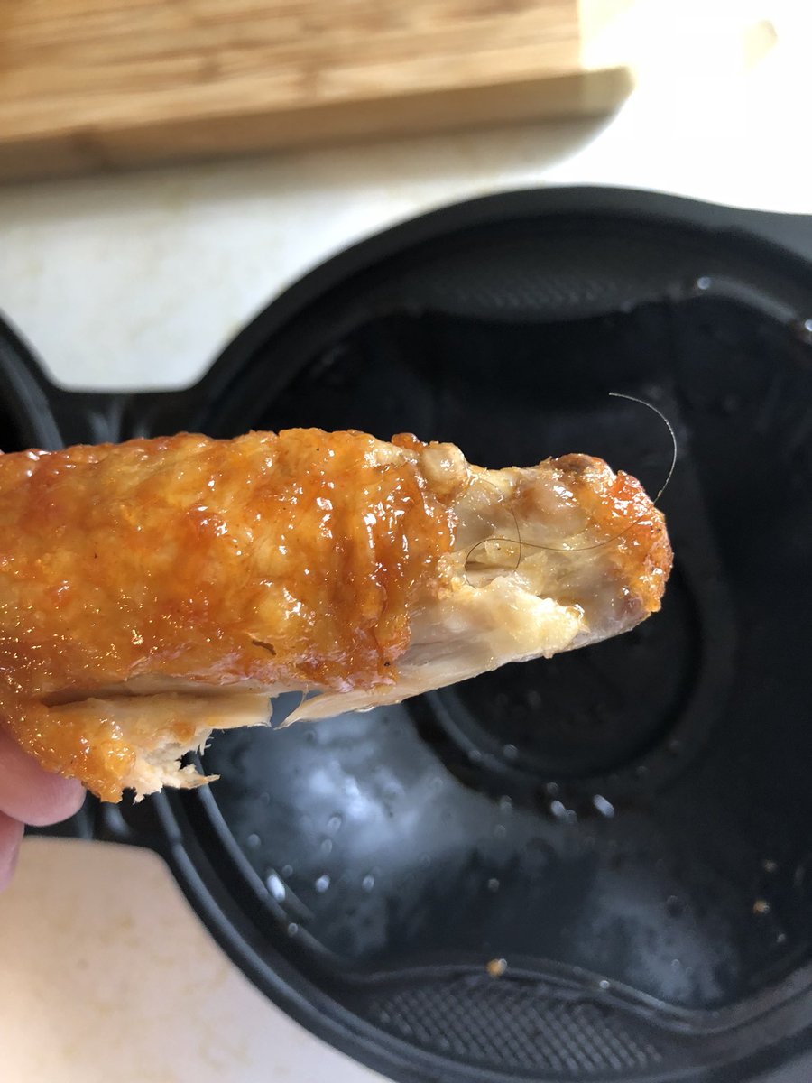 superdjlilnick's tweet photo. @pizzahut #Cochran found a hair in my chicken wing and when I called the store the lady got an attitude and hung up on me 😡😡😡 https://t.co/220lJGJOPx