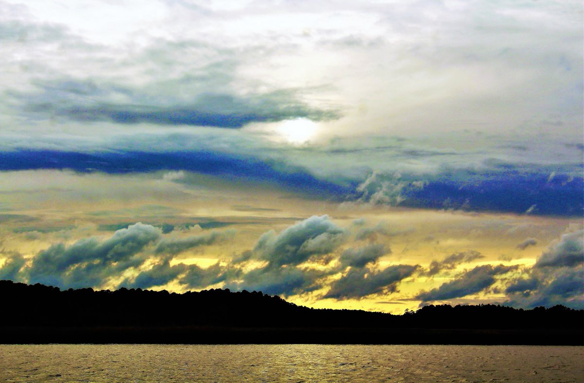 artistvictoria5's tweet photo. azure parade as  #clouds move swiftly across the Warwick #River  3 days ago .. #sunset #StormHour @StormHour @EarthandClouds  #ThePhotoHour #nature https://t.co/SpTwUt3HRh