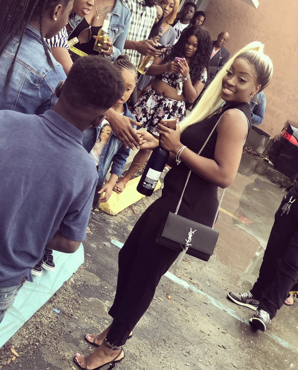 oneahextension's tweet image. Does your lashes pop like this in a FULL BODY picture?🤔 She’s rocking our “HBIC” lash style. #minkextensions #miamimua #browardmua #prom2k18 #miramarprom #norlandprom #miamiminks #atlmink #period #may11 #bosslady #gradbash2k18 #summer #gradszn #hallofprom