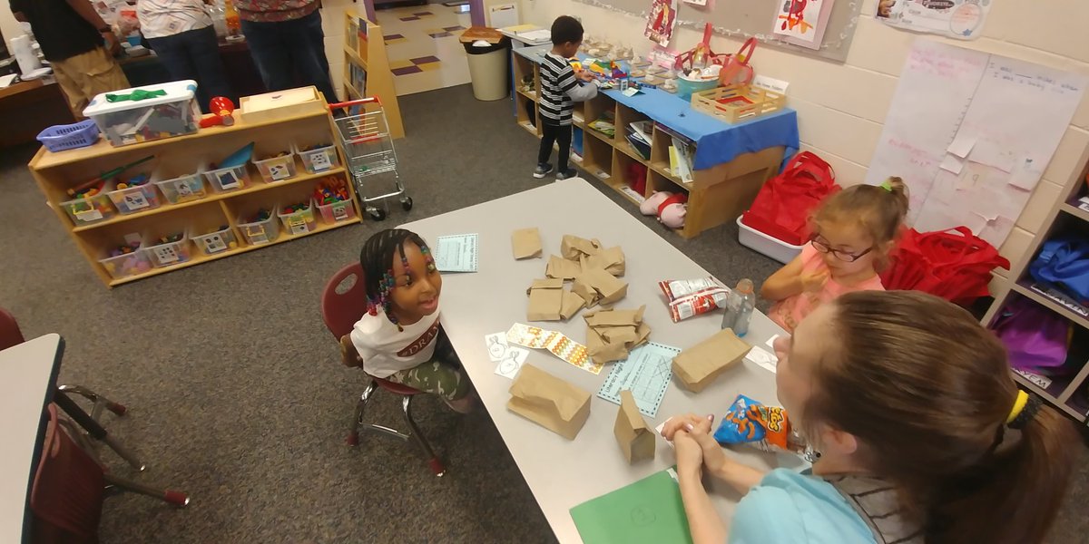 FCS_DPAC's tweet image. What a great turnout at our Pre-K Literacy Event with Mrs. Diaz&apos;s class. @FCSchoolsNC @LOMESLions @FCSHawthorne @kluv2teachEBES3