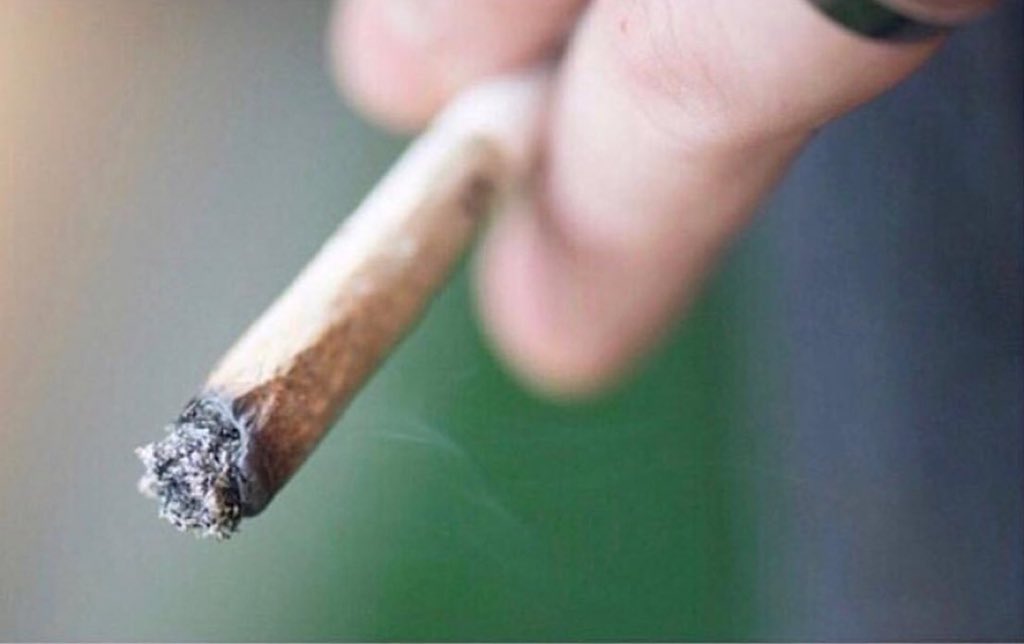 DrugedPosts's tweet photo. Studies have found that 2-3 joints per day reduces your risk of giving a shit. Retweet to spread awareness! https://t.co/ZuKKmSMPTg