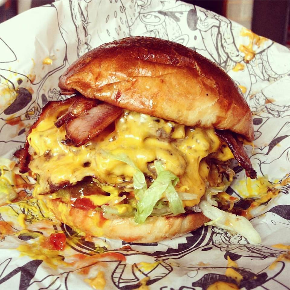 lockkeybeercon's tweet photo. Of course , it wouldn’t be a beer festival without some great street food.  Our line up includes @originalpattymen @fatsnags and @hookways_ as well as sweet treats from @lawlesscakes who are responsible for many of the cakes @ilovecherryreds https://t.co/WjmUeKOysB