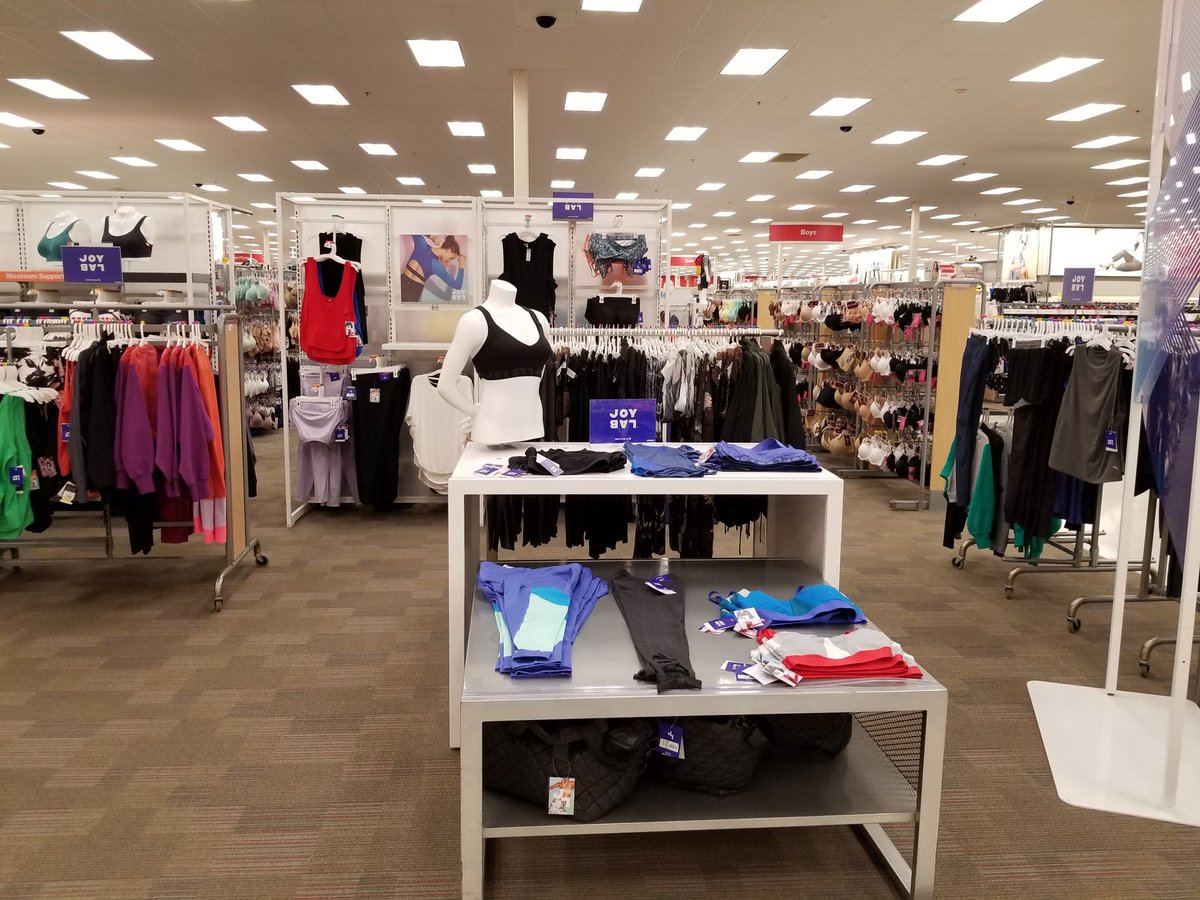 fabfrugal_12's tweet photo. A lil bit of before n after magic. T1824 @target @nwilliamsUNC @DavidJ0hnson #passionate #visualdiva #thisiswhatIdo #Icreate https://t.co/7ZLTBUrr0T