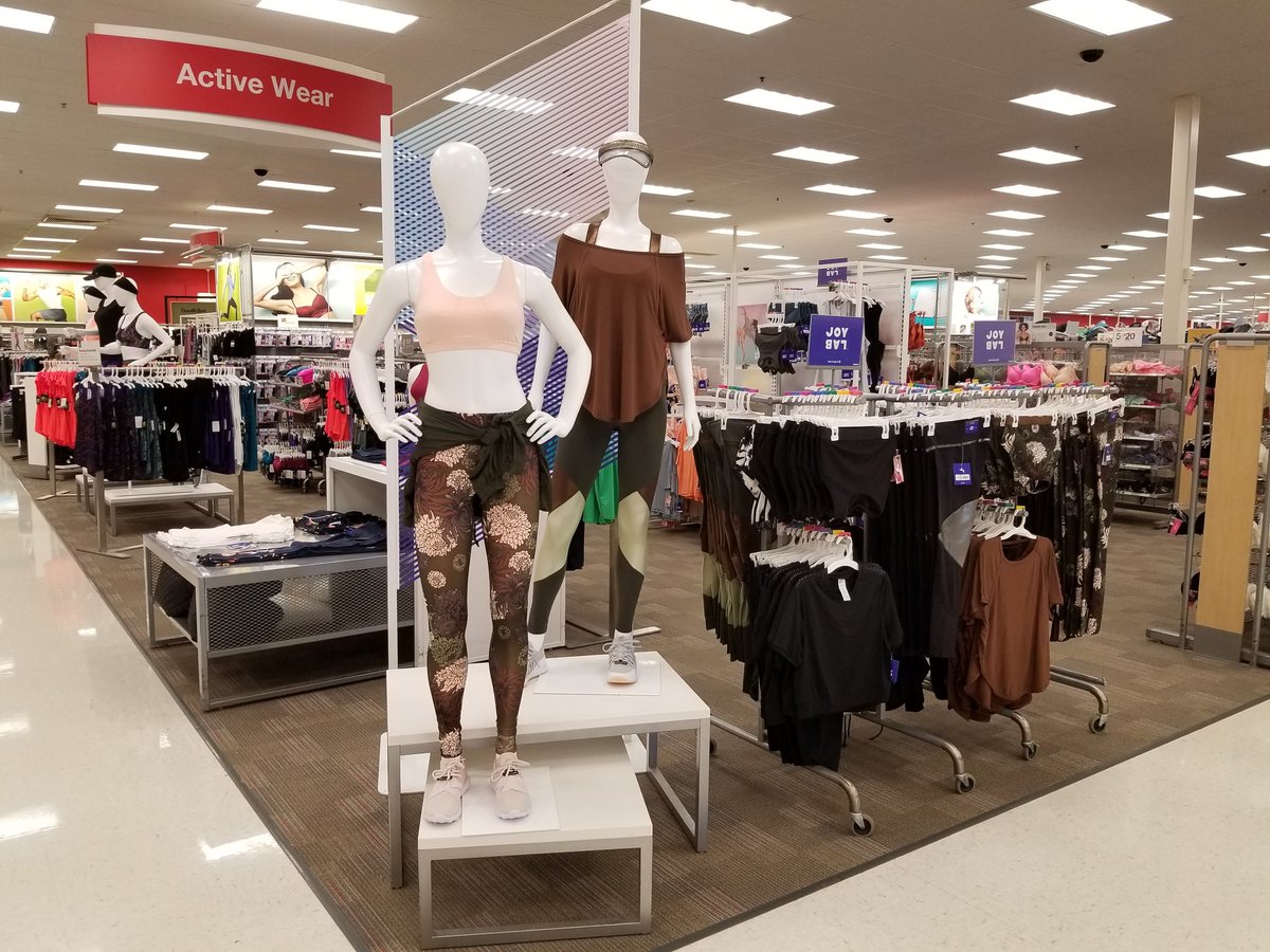 fabfrugal_12's tweet photo. A lil bit of before n after magic. T1824 @target @nwilliamsUNC @DavidJ0hnson #passionate #visualdiva #thisiswhatIdo #Icreate https://t.co/7ZLTBUrr0T