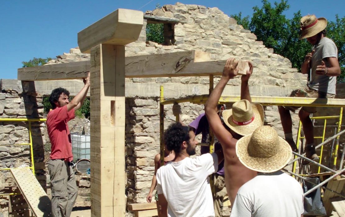periodicoclm's tweet photo. Piden 26 años de prisión y 26.000 euros de multa para seis jóvenes que repoblaron Fraguas, un pueblo abandonado en la Sierra Norte de Guadalajara https://t.co/SzBMDo5UKv | @publico_es https://t.co/zizWSmDUsH