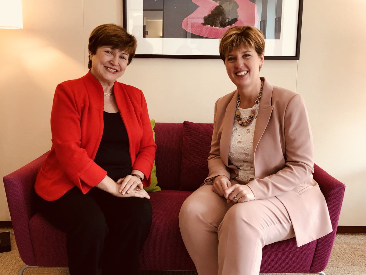 mclaudebibeau's tweet photo. “Ebola ne fait pas de distinction de genre. Mais la façon de lutter contre la maladie peut en faire, elle. En impliquant + de femmes dans la lutte, on arrive à traiter les malades de façon juste” @KGeorgieva @WorldBank #MonG7Dev #égalitédesgenres https://t.co/wem34ibBOW