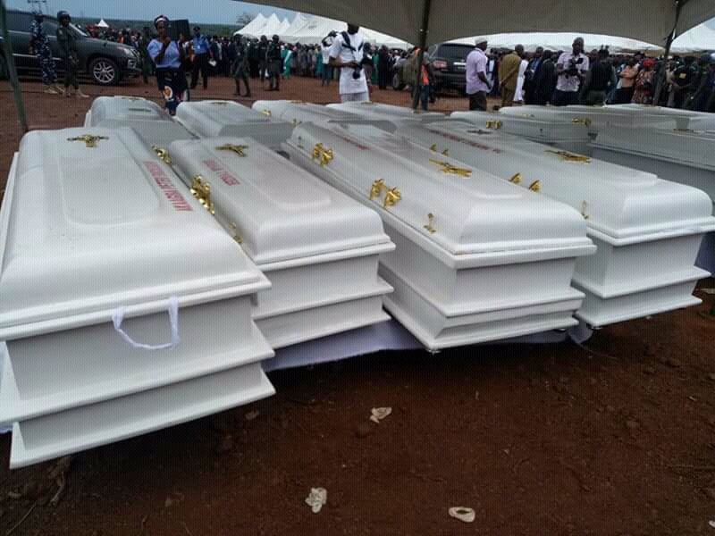UhamSimeon's tweet photo. THE BURIAL OF THE TWO CATHOLIC PRIESTS AND 17 OTHER PARISHIONERS WHO WERE KILLED BY THE FULANI HERDSMEN IN GWER LOCAL GOVERNMENT AREA IN BENUE STATE. https://t.co/aoF3s6UXOR