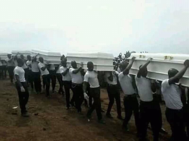 UhamSimeon's tweet photo. THE BURIAL OF THE TWO CATHOLIC PRIESTS AND 17 OTHER PARISHIONERS WHO WERE KILLED BY THE FULANI HERDSMEN IN GWER LOCAL GOVERNMENT AREA IN BENUE STATE. https://t.co/aoF3s6UXOR