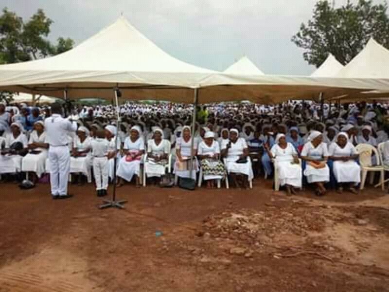 UhamSimeon's tweet photo. Today in Makurdi at the venue of burial of the two Rev.Fathers, Joseph Gor and Felix Tyolaha and 17 other parishioners. https://t.co/ITvKKRkSxK