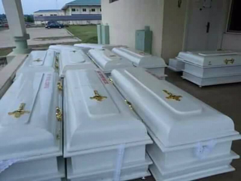 UhamSimeon's tweet photo. Today in Makurdi at the venue of burial of the two Rev.Fathers, Joseph Gor and Felix Tyolaha and 17 other parishioners. https://t.co/ITvKKRkSxK