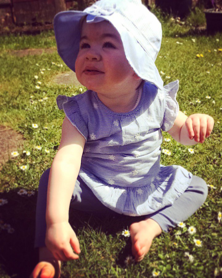 ModelLinzix's tweet image. What would I do without you 💖