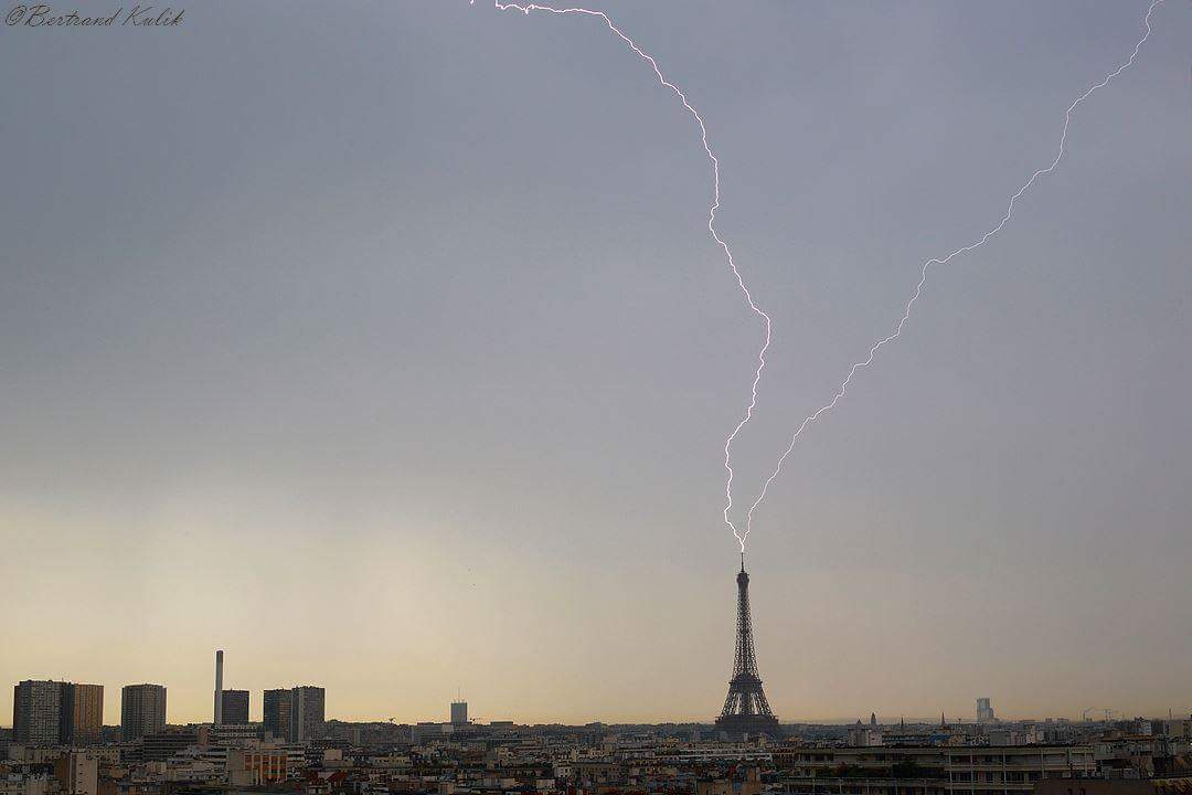 Impact de #foudre sur la #TourEiffel lors du passage de l'#orage sur #Paris ce 22 mai après-midi. Photo par Bertrand Kulik via nathalie rttr.