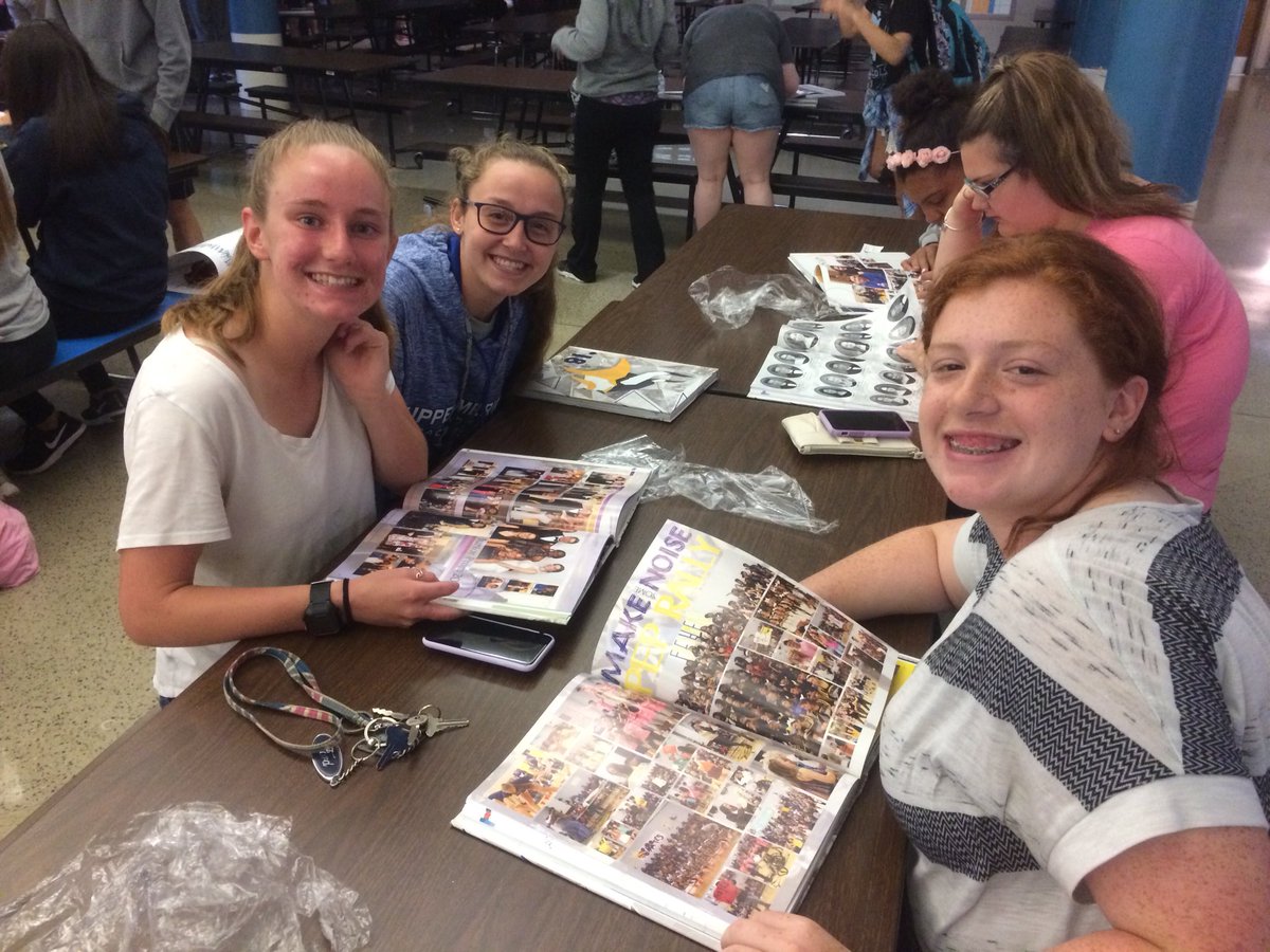 ThomasACampbell's tweet photo. @UpperMerion2018 filled cafeteria tonight for Sup &amp; Sign. Got their yearbooks and 8th grade time capsules. #memories #friendship https://t.co/fw2Jmc1G6w