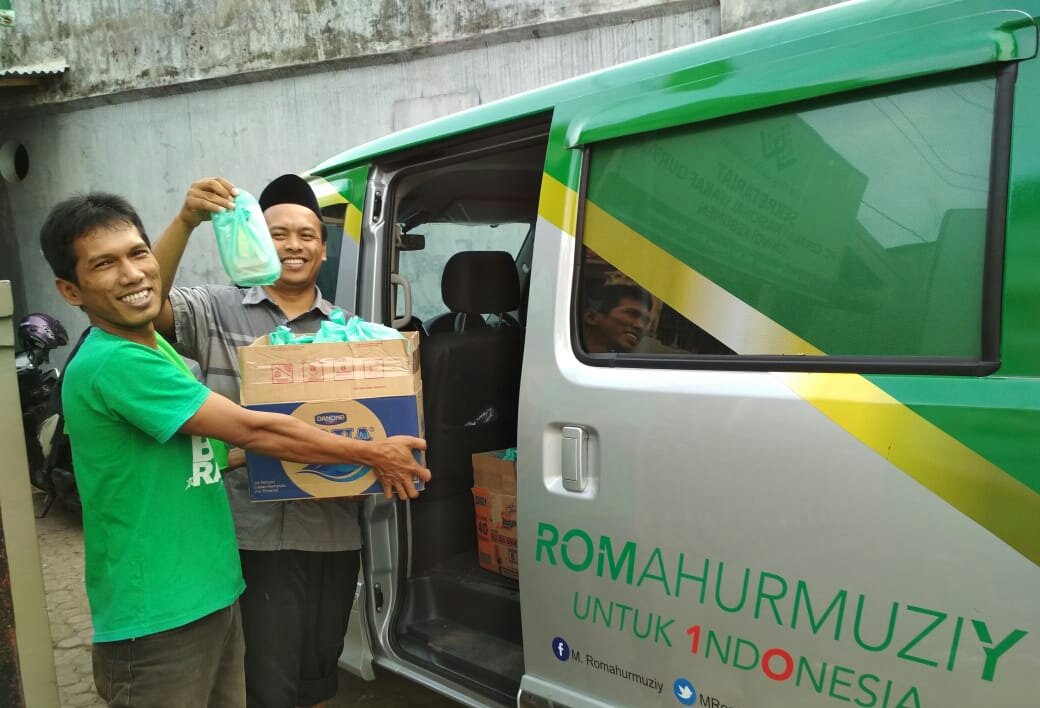 AHamimm's tweet photo. Siappp berbagi takjil utk berbuka puasa ramadhan 1439 H.
Bersama sahabat GUS ROMY..kab.kebumen

#Romahurmuziy 
#P3Besar 
#P3muda https://t.co/W5pK64mkcK