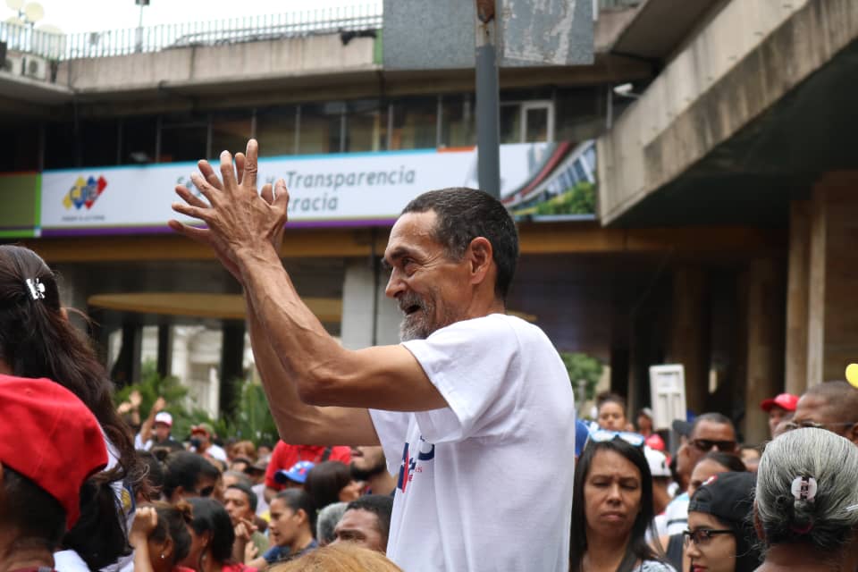 ErikaPSUV's tweet photo. #EnFotos 📸 Así nuestro pueblo acompañó a nuestro Presidente @NicolasMaduro y a la directiva del CNE en el acto de Proclamación del Jefe de Estado reelecto en la sede del ente comicial en Caracas.
#PresidenteMaduro https://t.co/EI8yHW7doC