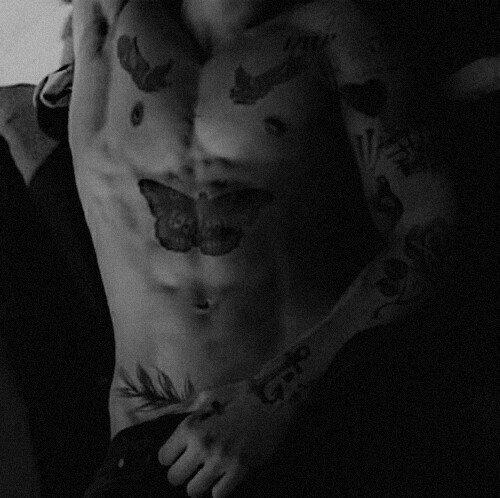 ㅤ ㅤ ㅤ ㅤ
         ❝A tattooed body to hide who you are. 
         Scared to be honest. Be yourself❞