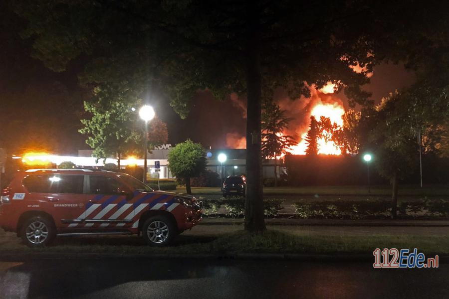 🚨 Grote, uitslaande brand bij opleidingsinstituut ROVC in #Ede 112.press/QTldg1 112Ede https://t.co/6gSZ0VYBvq