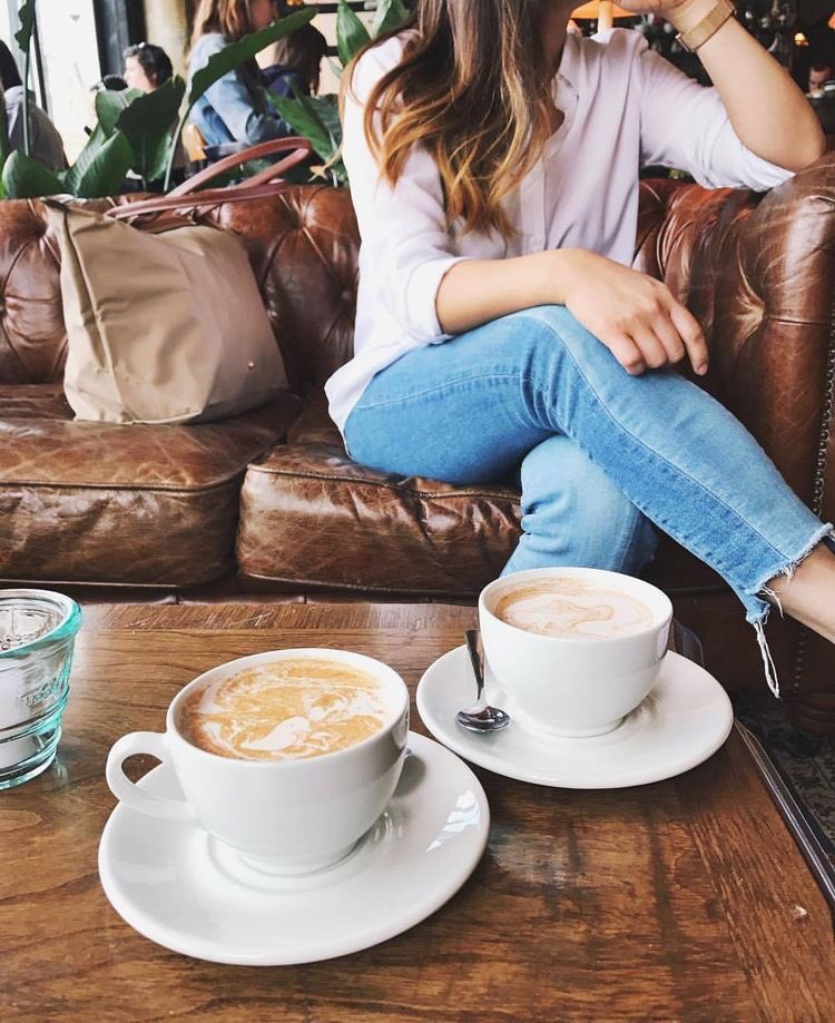 Сижу кофе. Необычная кофейная чашка. Девушка с кофе. Сижу кофе. Девушка с чашкой чая у окна.