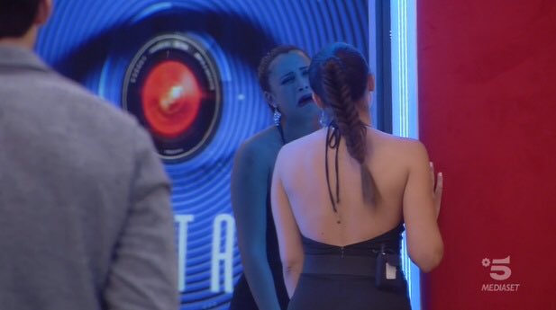 trash_italiano's tweet image. Io che mi guardo allo specchio per la prova costume. #GF15