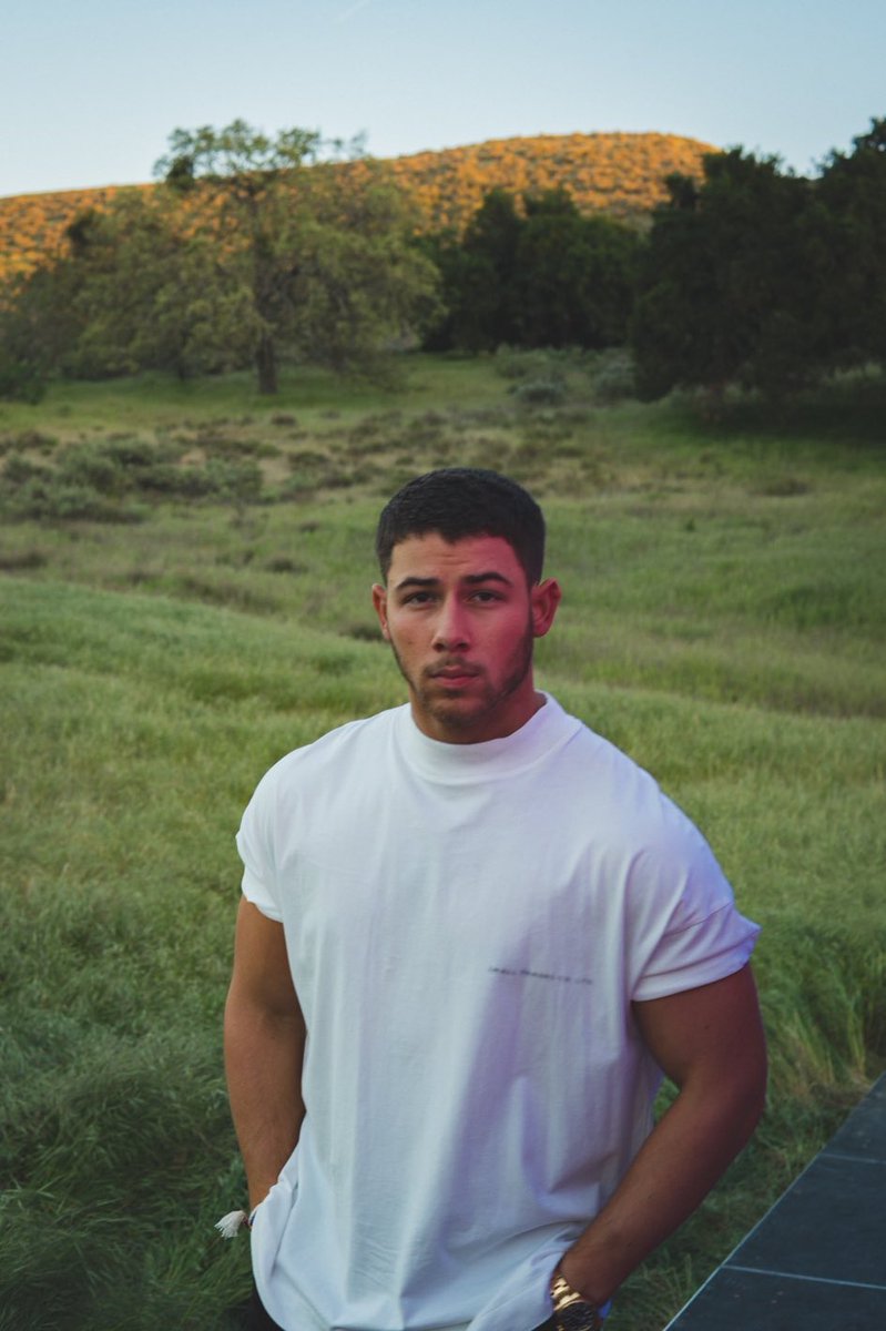 nickxjonasrp's tweet photo. #AnywhereVideo https://t.co/Uv596yOEZ4 https://t.co/q9WJ32q6Gl