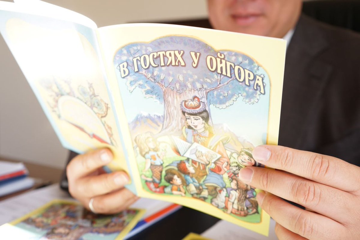 VVPoletaev's tweet photo. Вышла в свет детская книга "В гостях у Ойгора". С удовольствием поддержал её автора - журналистку газеты "Сельчанка" Светлану Триянову. В книге рассказывается об алтайских обычаях и традициях, народных пословицах, поговорках и загадках. Поздравляю Светлану с изданием книги! https://t.co/wAqq8mCeiQ