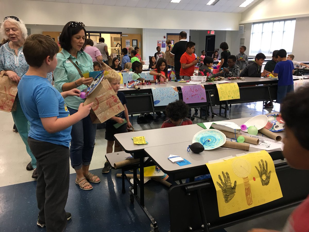 MrsHernandezces's tweet photo. A successful market day! Loved seeing these little entrepreneurs at work! https://t.co/HIedSfJjV1