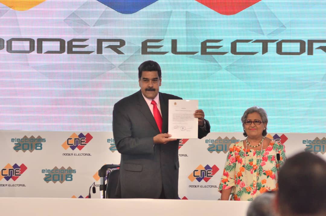 ErikaPSUV's tweet photo. ¡Vayanse al carajo Yankees!
¡Aquí hay un pueblo libre, soberano e independiente dando lecciones de dignidad junto a @NicolasMaduro!
¡Mr. Todd Robinson y Brian Naranjo Go Home!
¡El que no respeta la patria de Bolívar se seca!
#PresidenteMaduro https://t.co/Dii2vzD9Ky