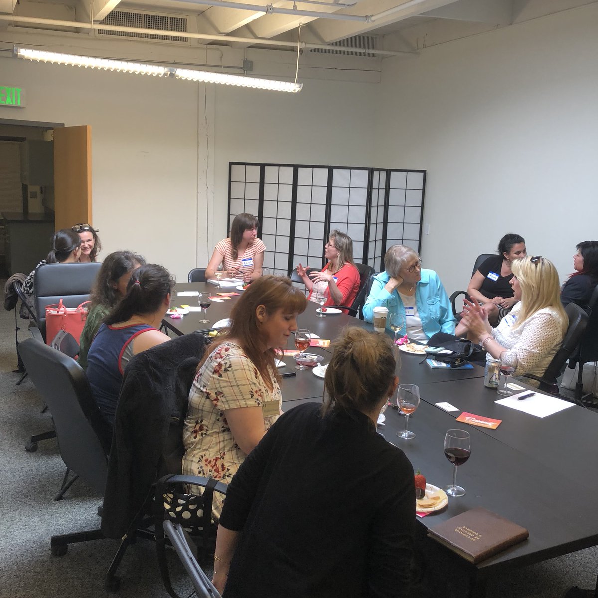 jessicajoellen's tweet photo. Facilitating conversation around knowing your value and pricing it @EugeneMindworks w/ @designingdarla  and @rewomenintech in #Eugene #superwomansociety https://t.co/6r1HV9nFzm