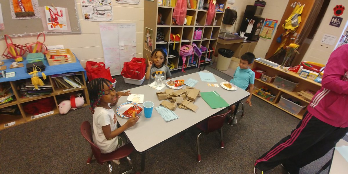 FCS_DPAC's tweet image. Pre-K Literacy Event with Mrs. Carrie Diaz class starting off with doughnuts, pizza, and other treats. We love our LOMES families. 💗 @FCSchoolsNC. @FCSHawthorne @Mike_Diaz_FCS. @kluv2teachEBES3