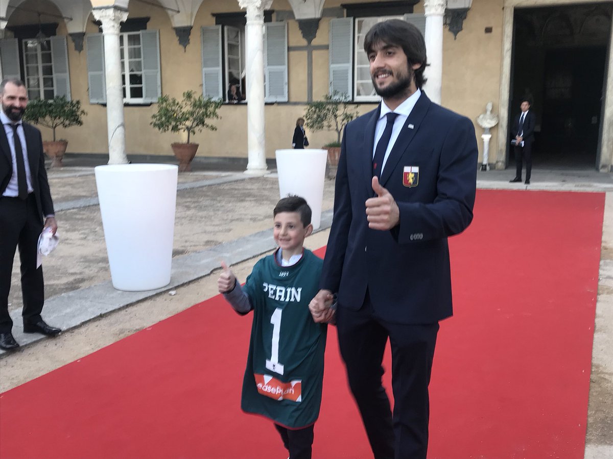 michelecorti73's tweet photo. E alla fine @MattiaPerin ha incontrato   Il piccolo #Tommy. Storie belle del calcio ! @GenoaCFC @PremiumSportHD https://t.co/icrnB74V3P