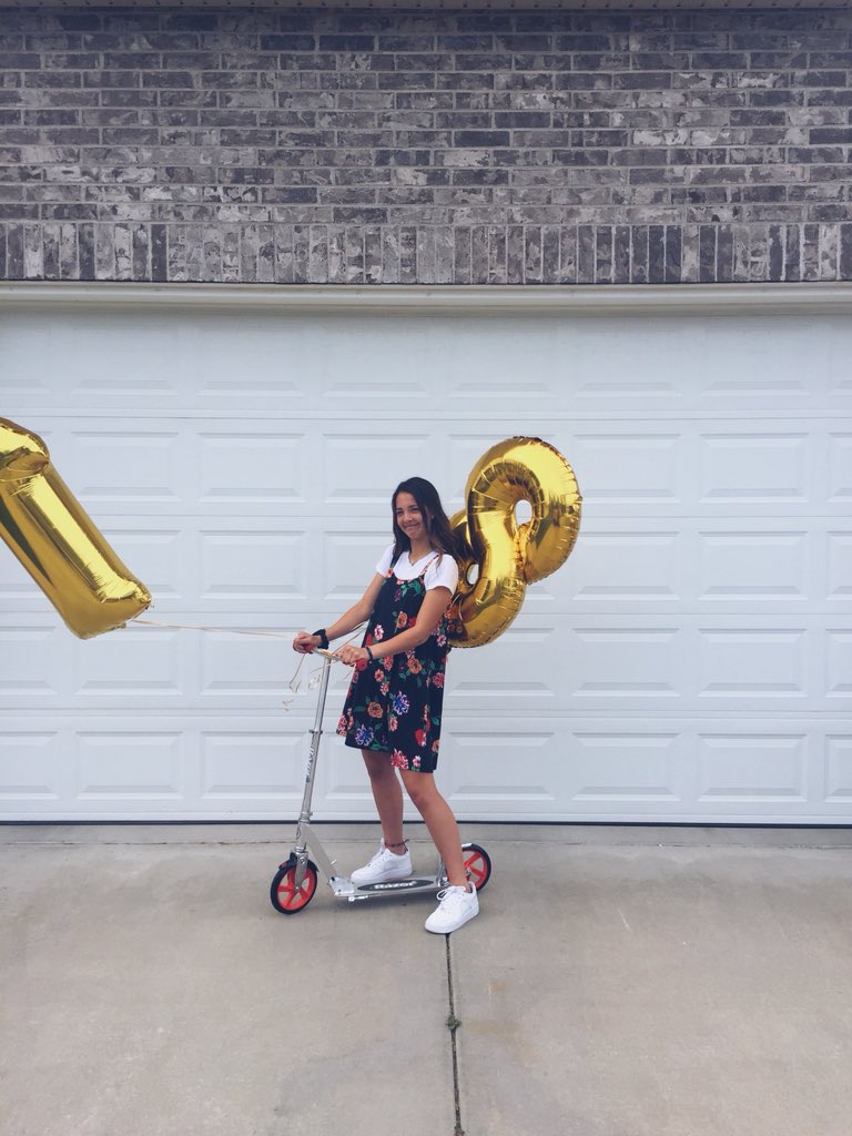 gabssegura's tweet photo. If my ability to be an adult is the same as my ability to control these balloons in the wind imma be in trouble but that’s okay cuz had a great birthday (,: https://t.co/5W2ag8qz55