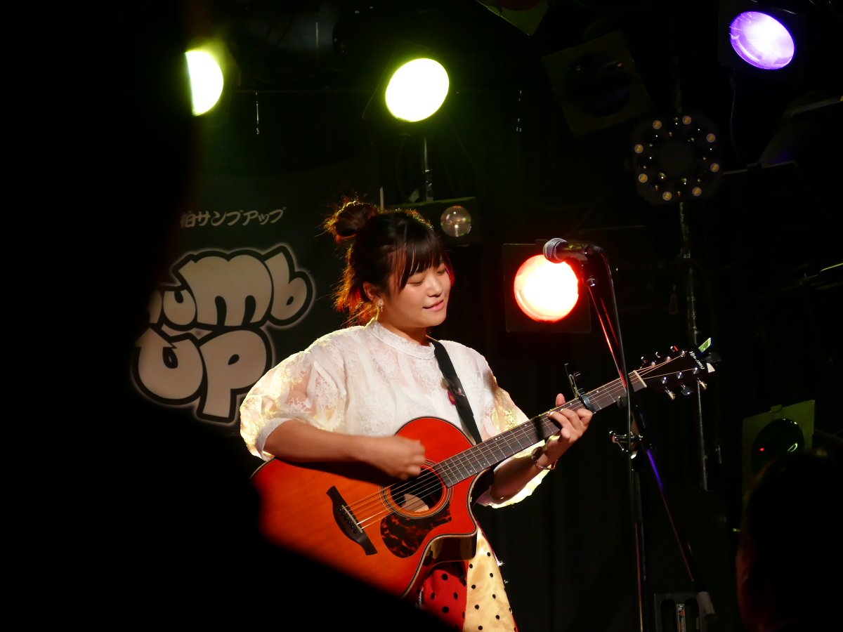 norimaki2000's tweet photo. 2018/05/21(月)柏ThumbUpで行われた「かしわ女子会〜MASASHI LAST SONGS  Vol.17〜」に出演したリベットボタンさんです。初めましてでしたが、さすがでした。歌もうまいし、ステージから観客へのトークがとても良かったですよ。笑顔、衣装も良くて魅了されます。 #リベットボタン #rivetbutton https://t.co/d29WyYHOAc