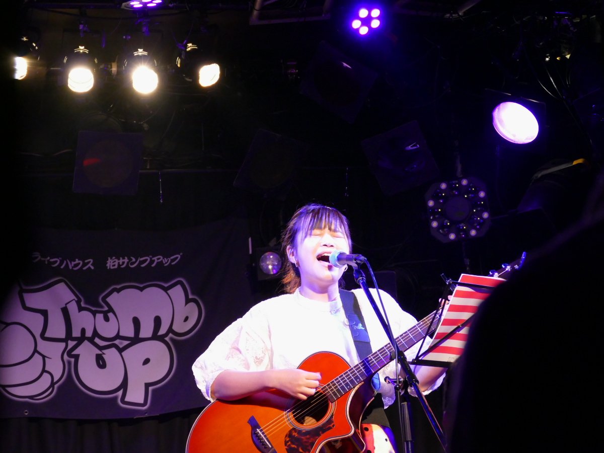 norimaki2000's tweet photo. 2018/05/21(月)柏ThumbUpで行われた「かしわ女子会〜MASASHI LAST SONGS  Vol.17〜」に出演したリベットボタンさんです。初めましてでしたが、さすがでした。歌もうまいし、ステージから観客へのトークがとても良かったですよ。笑顔、衣装も良くて魅了されます。 #リベットボタン #rivetbutton https://t.co/d29WyYHOAc