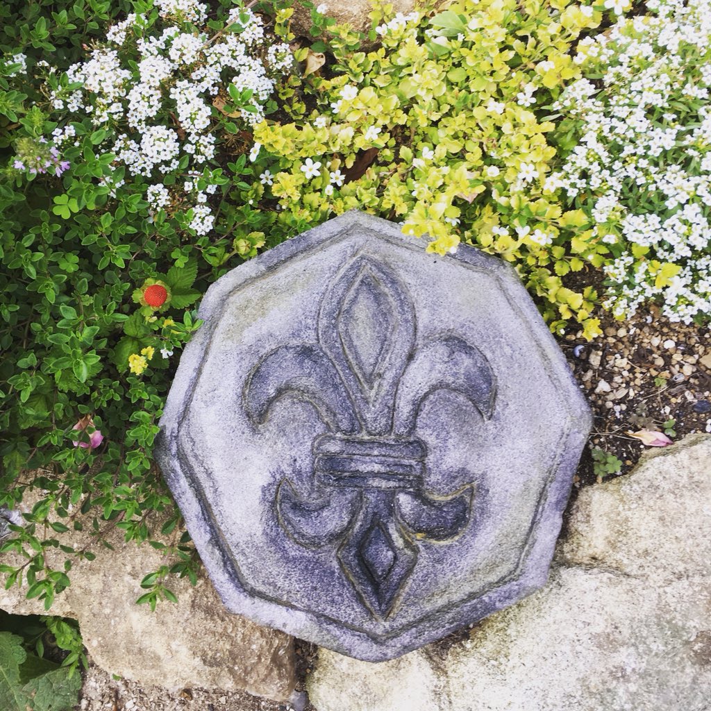 マカロン 色付けして完成しました ステップストーン モルタルデコ モルタル造形 百合の紋章 ハンドメイド オリジナル ガーデン T Co T0evdslocv Twitter